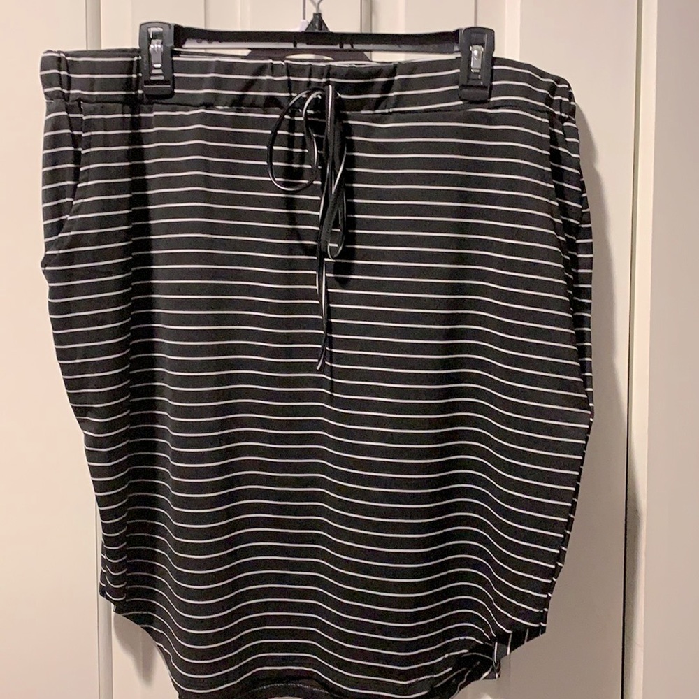 Plus Shein Curve casual knee length skirt. Elastic waist and front pockets